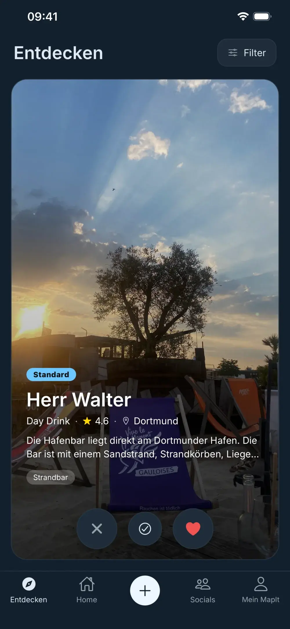 Swipe-Deck in MapIt mit einem vorgeschlagenen Ort